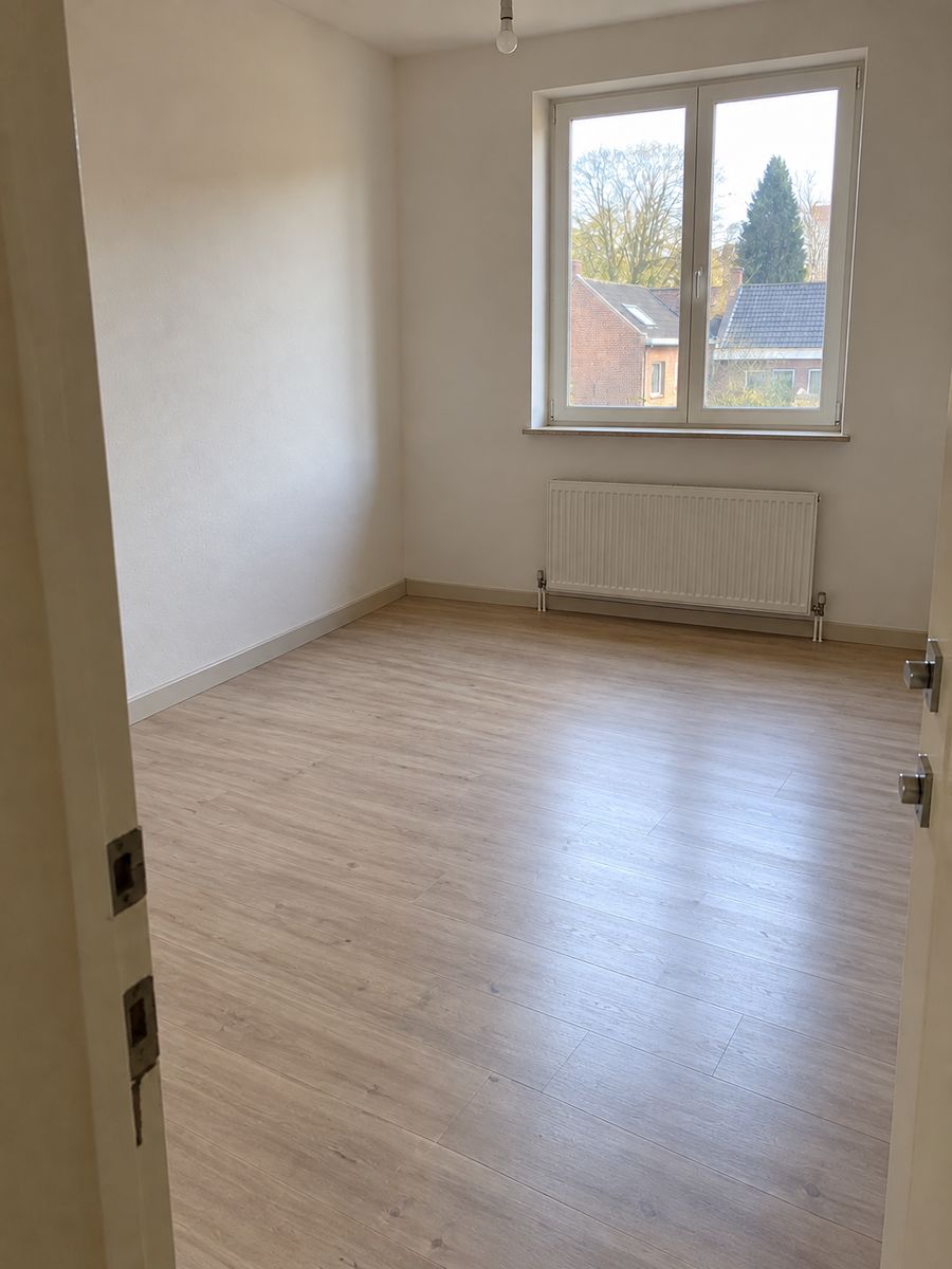 La chambre d’enfant vidée, murs et sol dégagés, pièce lumineuse prête pour de nouveaux occupants