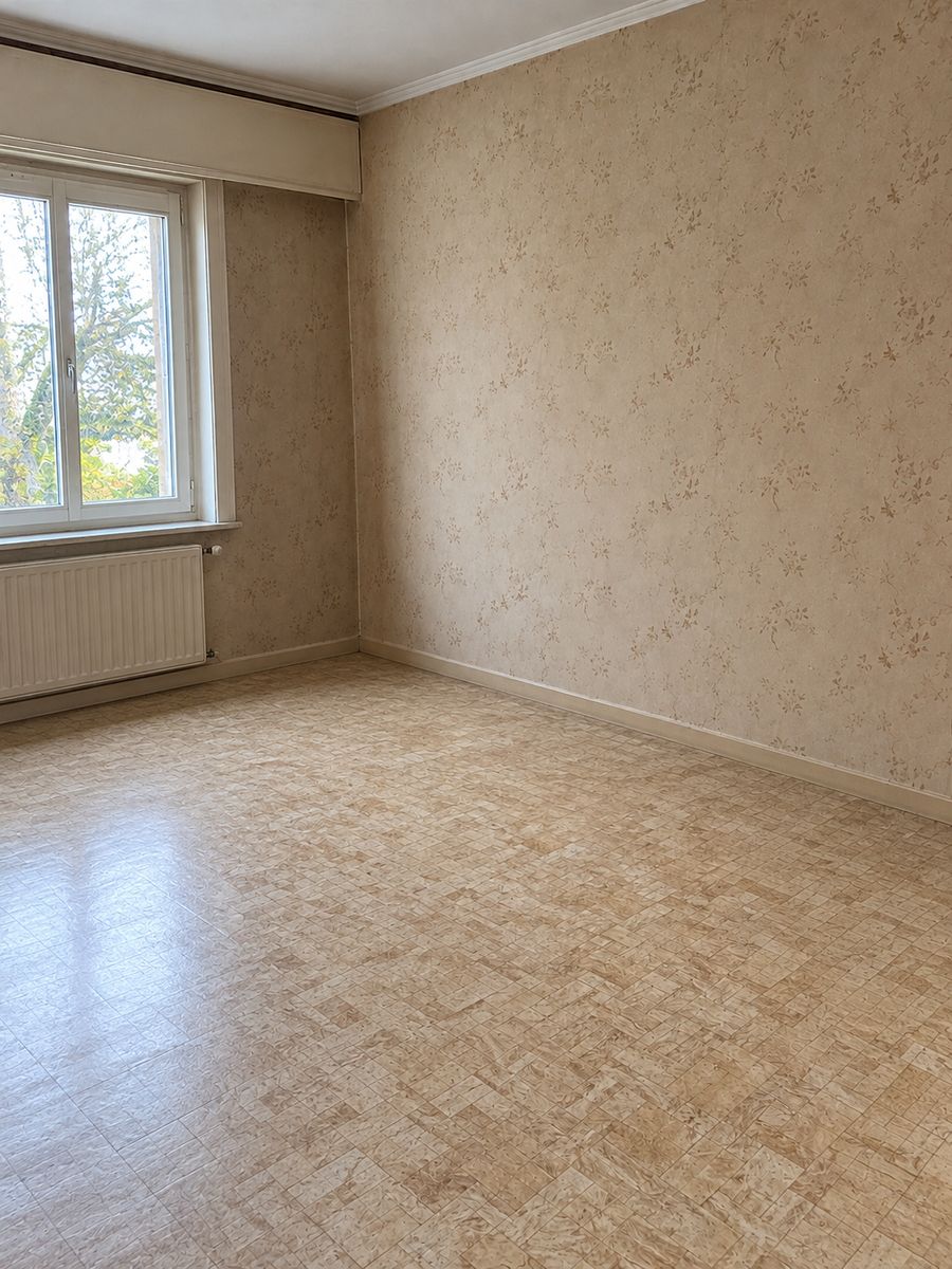 La même salle à manger vidée et nettoyée, sol dégagé et lumineux, prête pour les photos de mise en vente